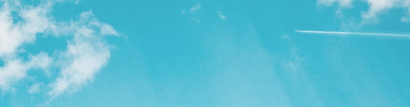 空と飛行機雲の写真(想いをのせるイメージ)